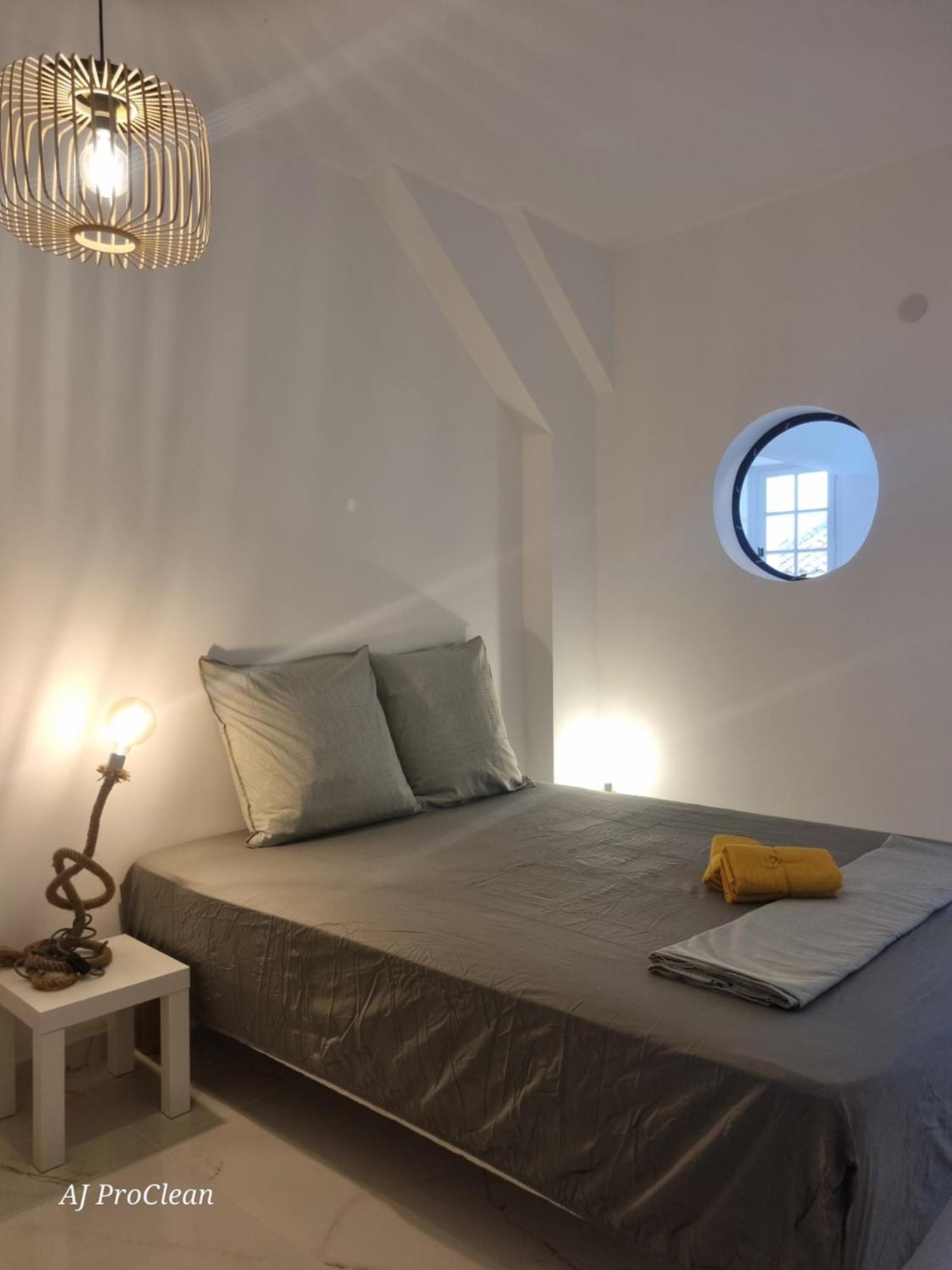 Appartement Loft Les Cigales, Refait A Neuf A 5min De La Avec Parking - By Auraconciergerie